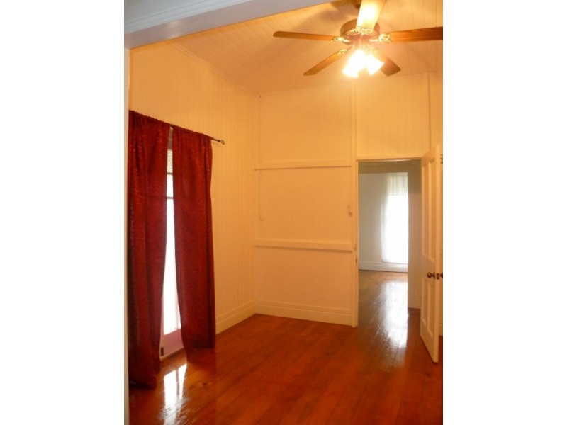 4 Prospect Street, Mount Lofty QLD 4350