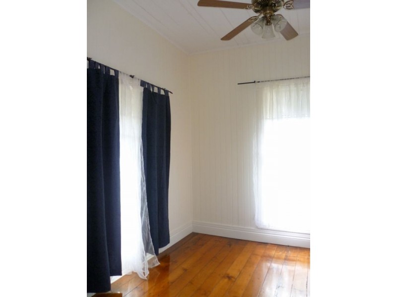 4 Prospect Street, Mount Lofty QLD 4350