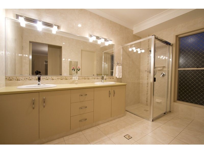 385 Mackenzie Street, Middle Ridge QLD 4350