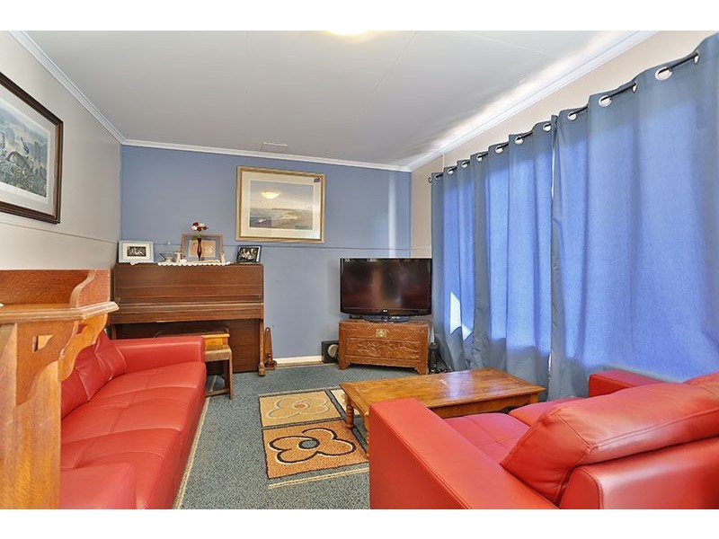 1 Esther Street, Mount Lofty QLD 4350