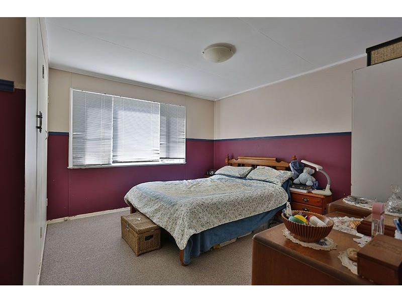 1 Esther Street, Mount Lofty QLD 4350
