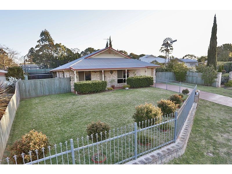 8 Bushnell Court, Rockville QLD 4350