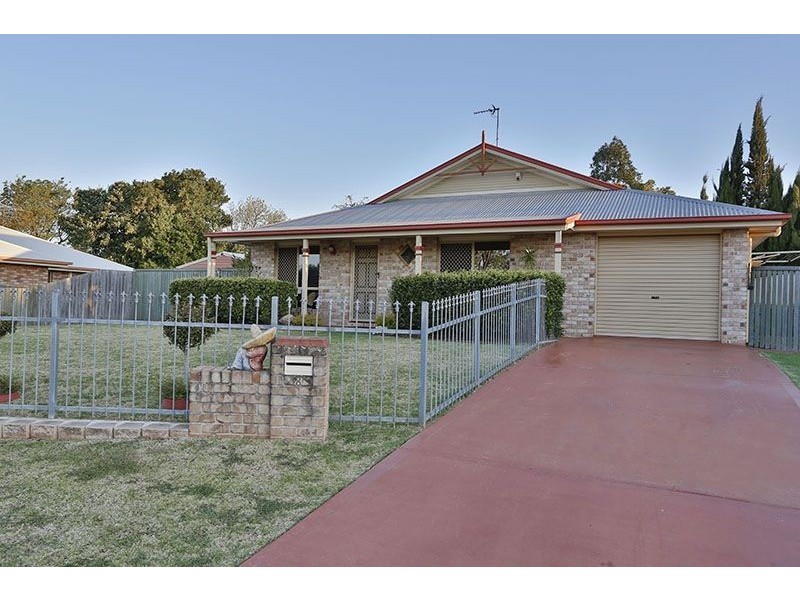 8 Bushnell Court, Rockville QLD 4350