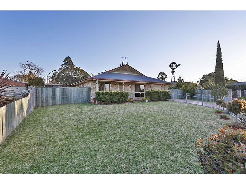 8 Bushnell Court, Rockville QLD 4350