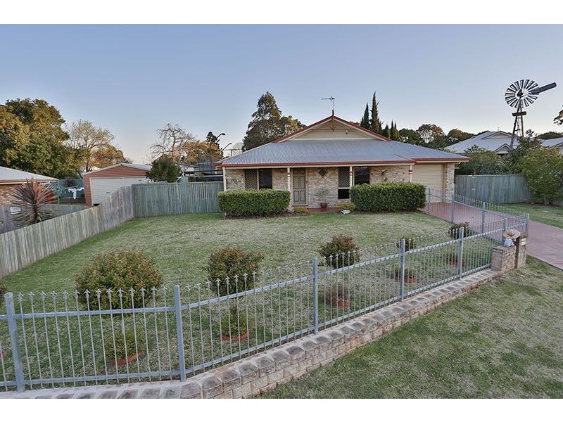 8 Bushnell Court, Rockville QLD 4350