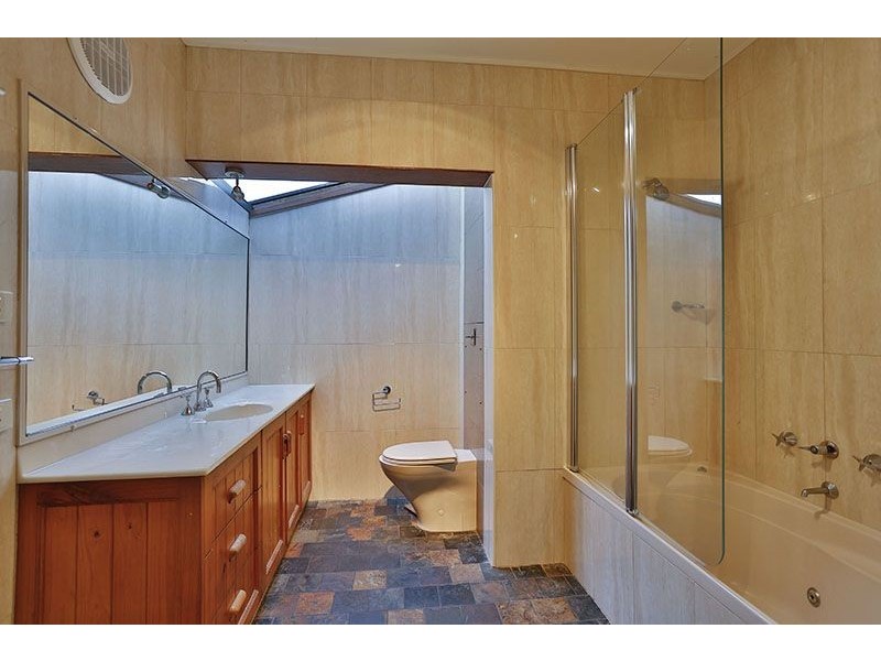 1 Bingara Street, Mount Lofty QLD 4350