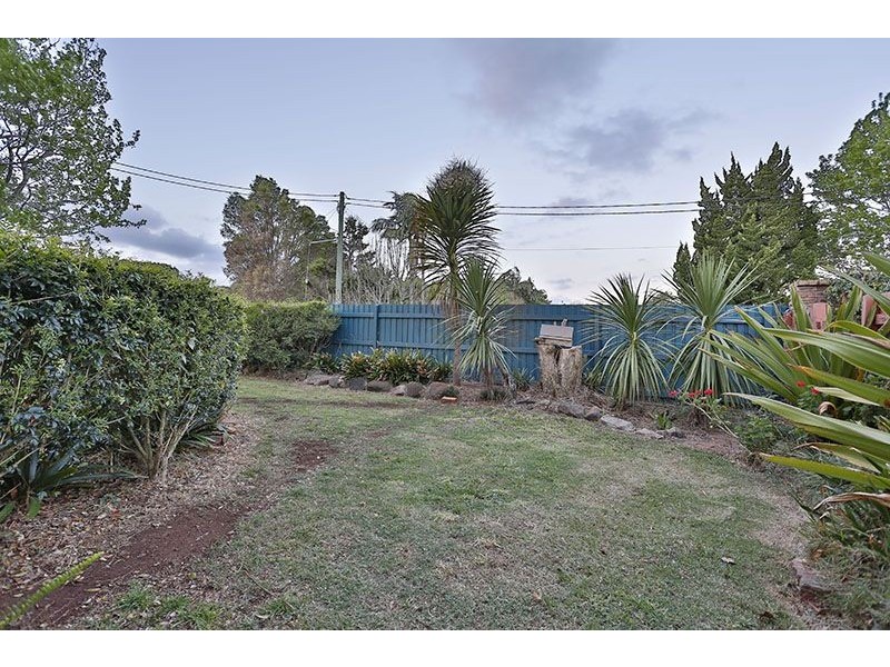 1 Bingara Street, Mount Lofty QLD 4350