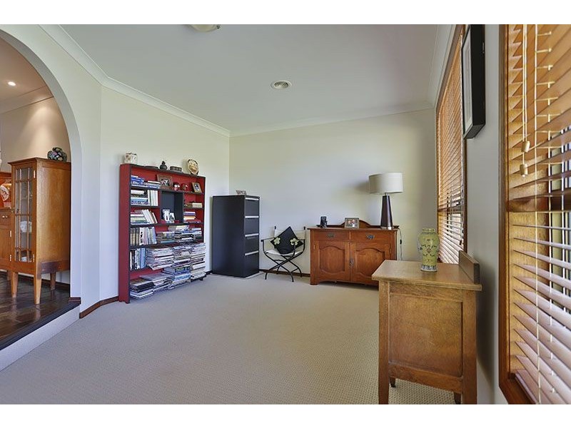 23 Amos Crescent, Mount Lofty QLD 4350