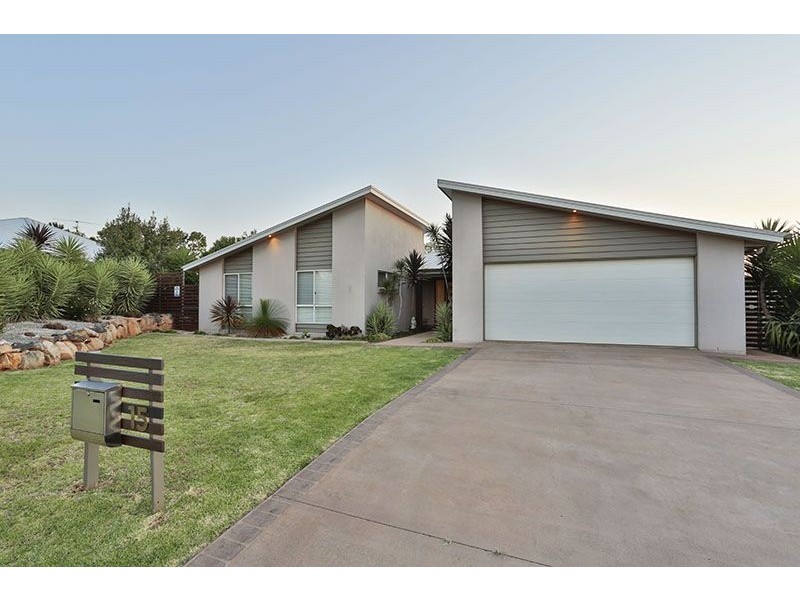 15 Currawong Drive, Highfields QLD 4352