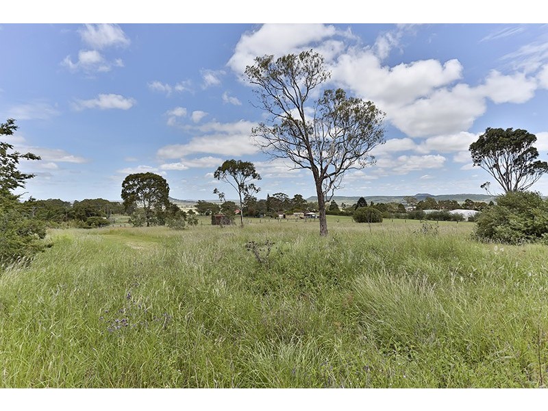 8 Coverdale Crescent, Cotswold Hills QLD 4350