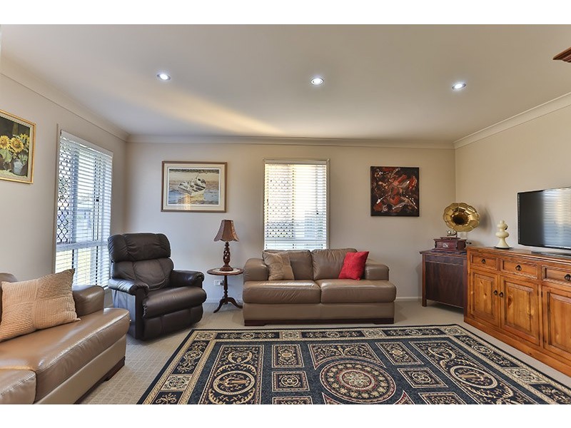 1 Leo Close, Highfields QLD 4352