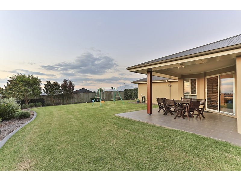 1 Leo Close, Highfields QLD 4352