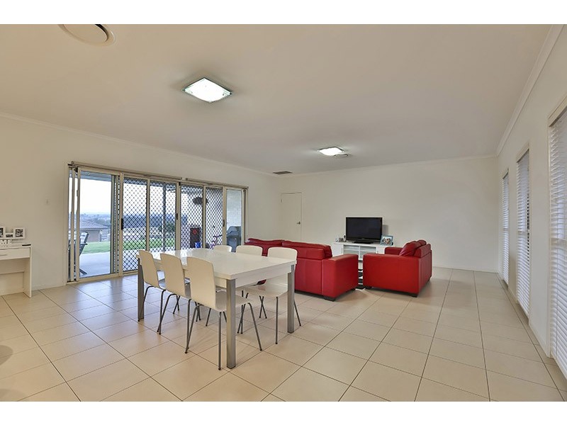 8 Rosella Gardens Drive, Meringandan West QLD 4352