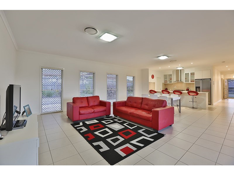 8 Rosella Gardens Drive, Meringandan West QLD 4352