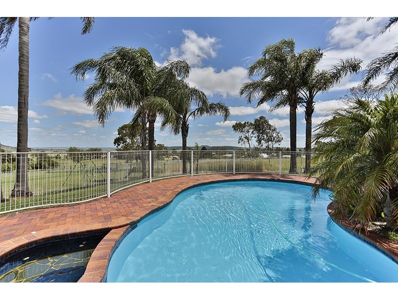 8 Coverdale Crescent, Cotswold Hills QLD 4350