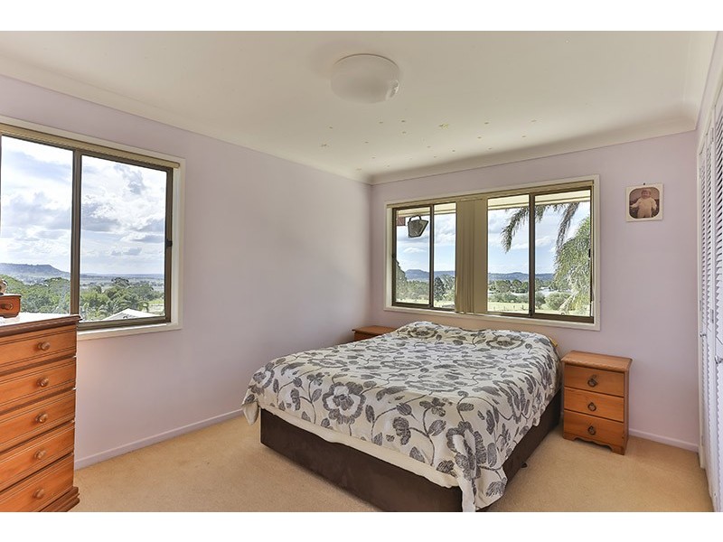 8 Coverdale Crescent, Cotswold Hills QLD 4350