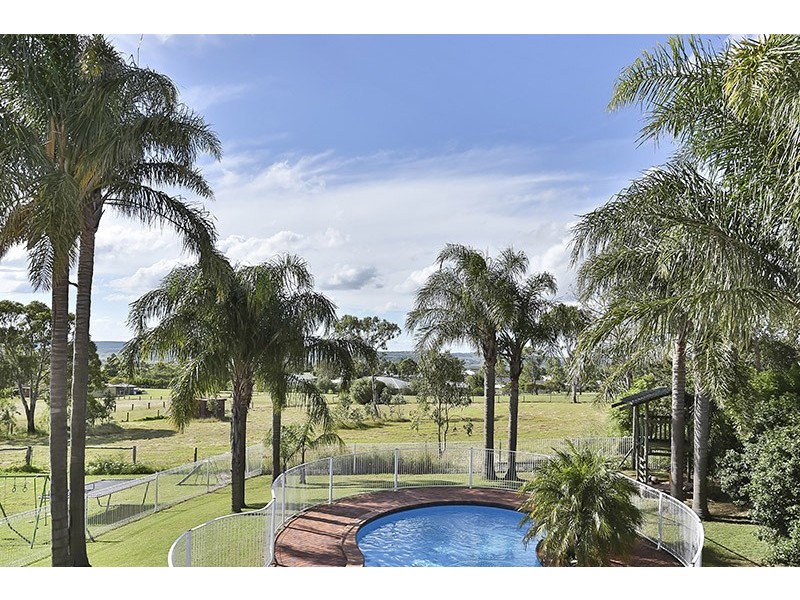 8 Coverdale Crescent, Cotswold Hills QLD 4350