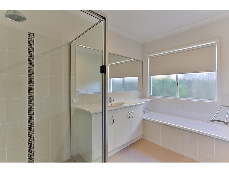 1/1A Barry Street, Mount Lofty QLD 4350