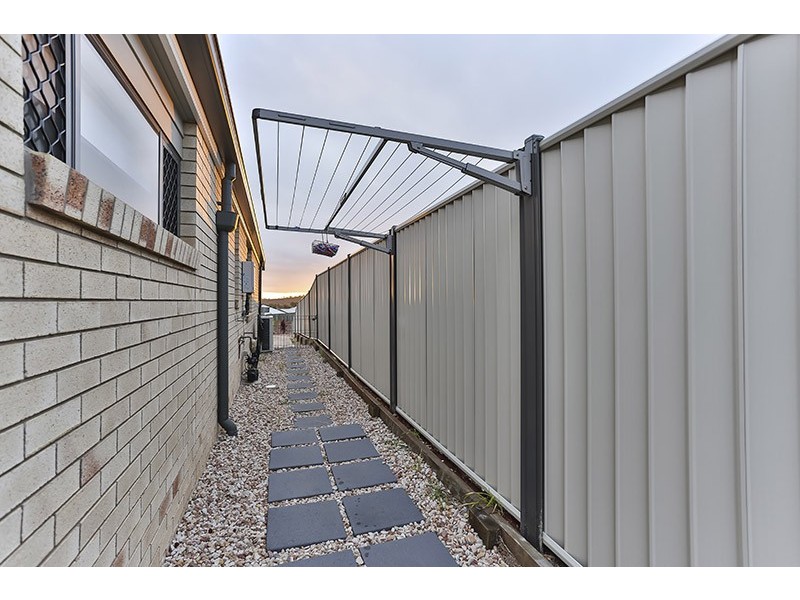 1/16 Tempest Drive, Glenvale QLD 4350