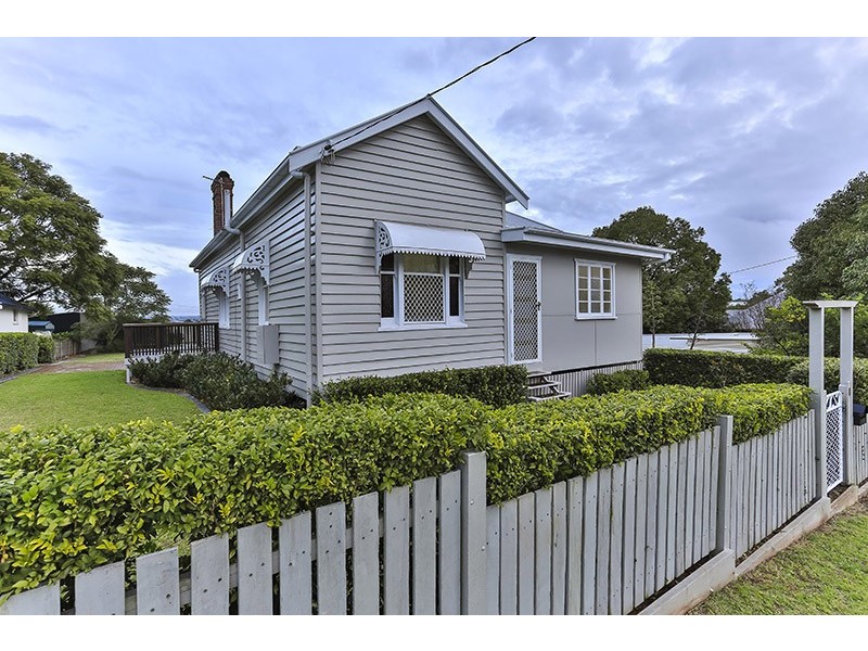 8 Kelfield Street, North Toowoomba QLD 4350