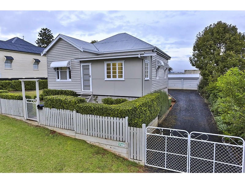 8 Kelfield Street, North Toowoomba QLD 4350