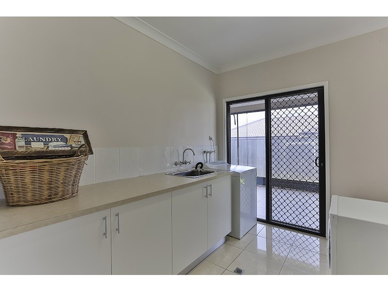 2 Currawong Drive, Highfields QLD 4352