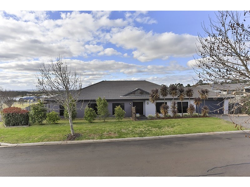 2 Currawong Drive, Highfields QLD 4352