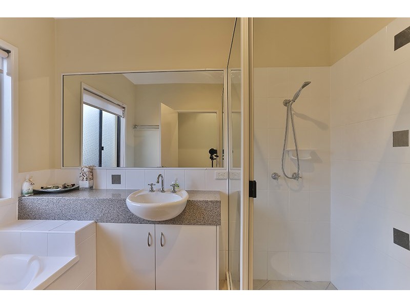 2/224 Herries Street, Newtown QLD 4350