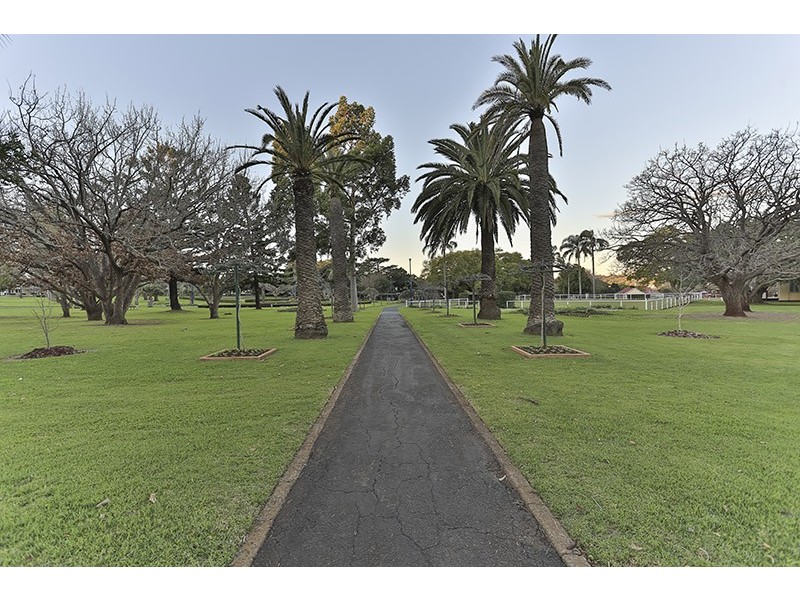 2/224 Herries Street, Newtown QLD 4350