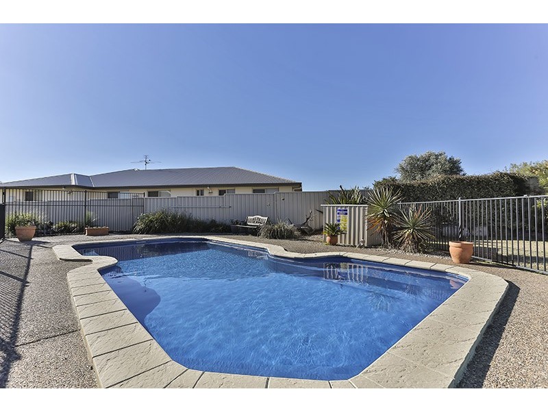 8 Marlowe Court, Westbrook QLD 4350