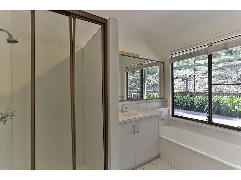 1 Roderic Court, Mount Lofty QLD 4350