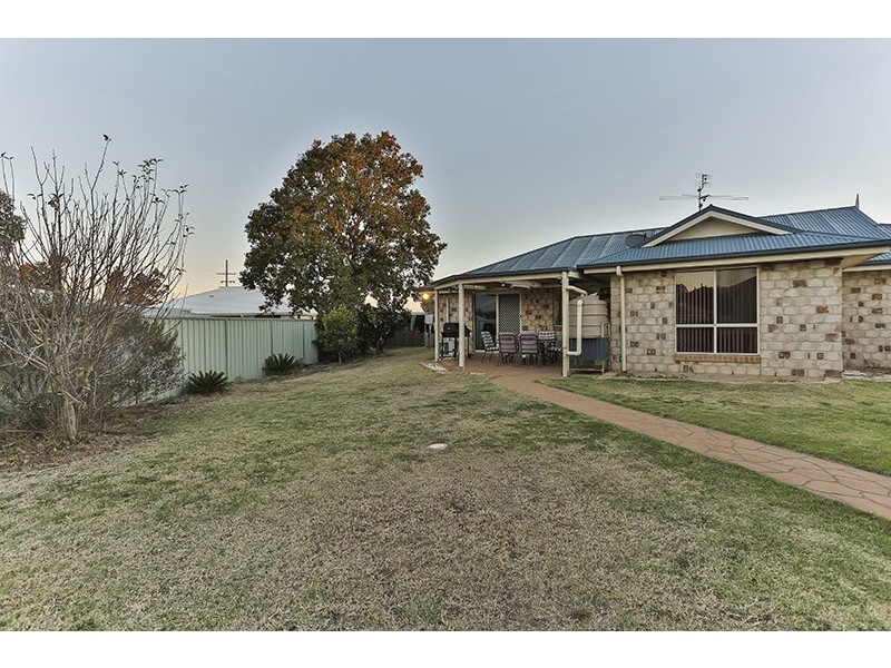 27 Shannon Court, Oakey QLD 4401