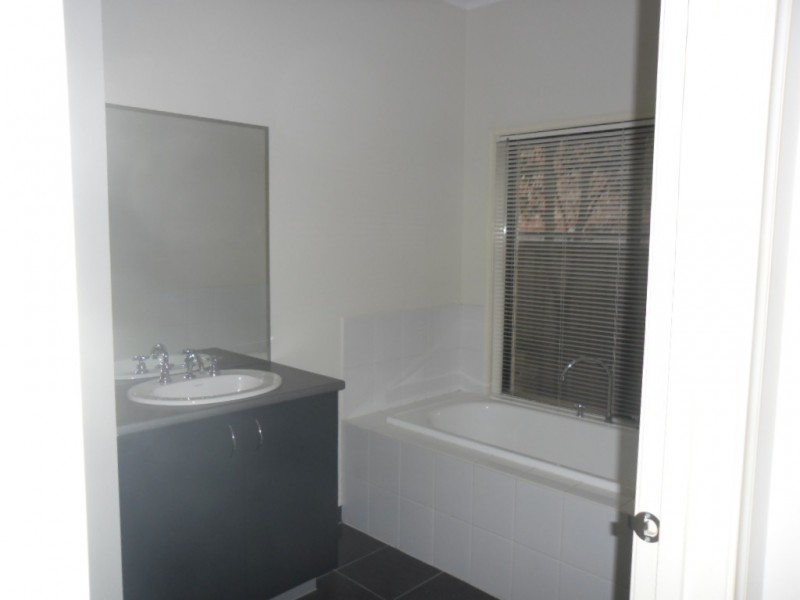 104 ROYAL TERRACE, Craigieburn VIC 3064