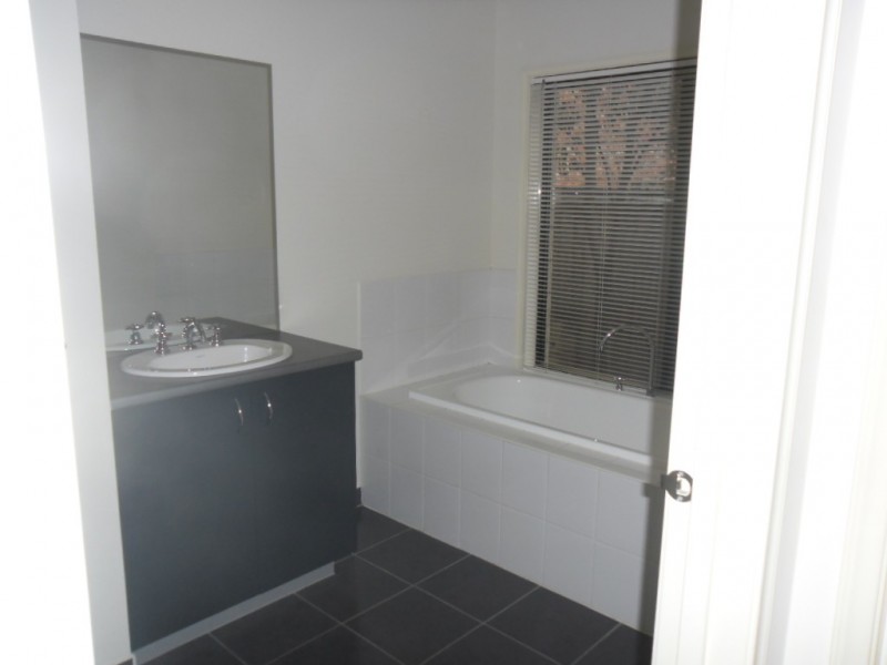 104 ROYAL TERRACE, Craigieburn VIC 3064