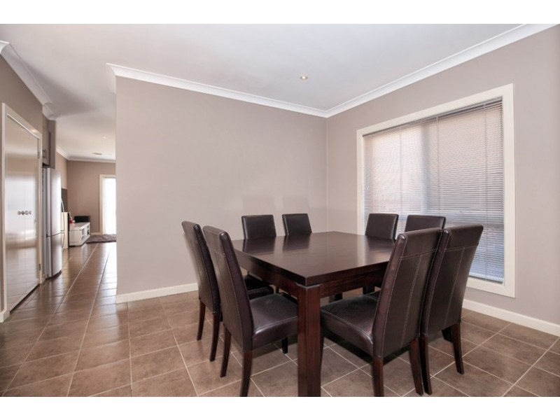 21 Donvale Avenue, Roxburgh Park VIC 3064