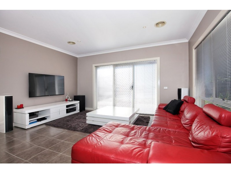 21 Donvale Avenue, Roxburgh Park VIC 3064