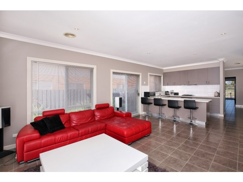 21 Donvale Avenue, Roxburgh Park VIC 3064