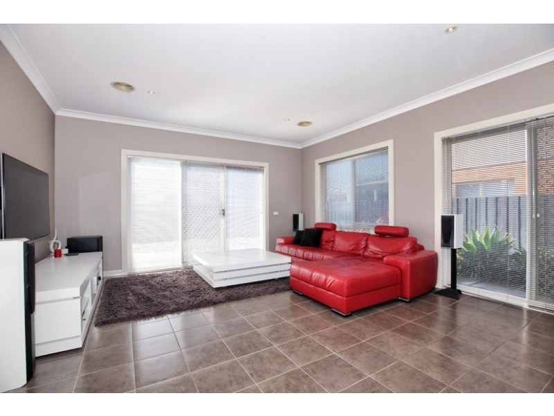21 Donvale Avenue, Roxburgh Park VIC 3064