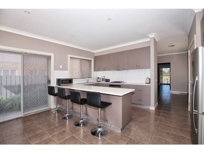 21 Donvale Avenue, Roxburgh Park VIC 3064