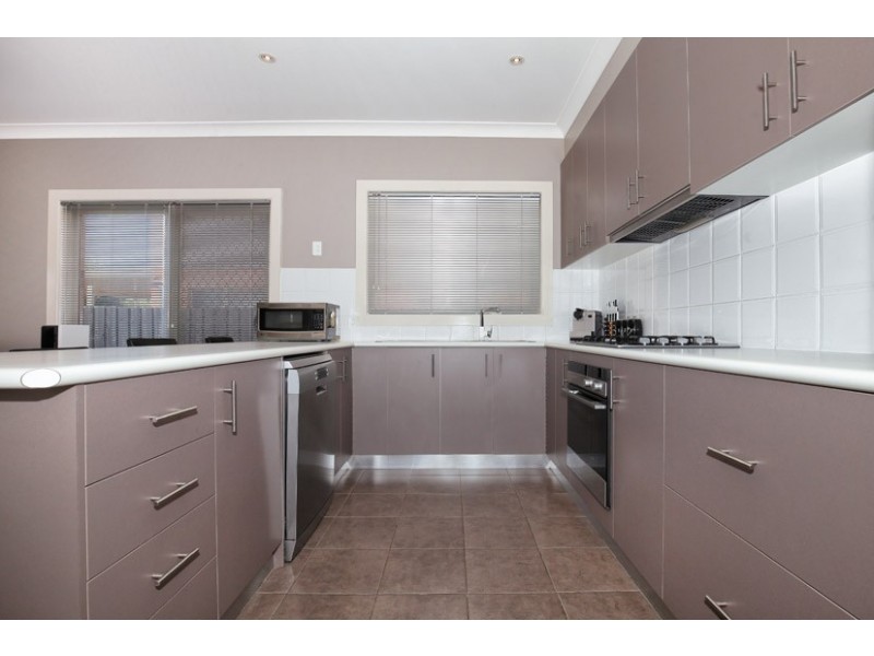 21 Donvale Avenue, Roxburgh Park VIC 3064