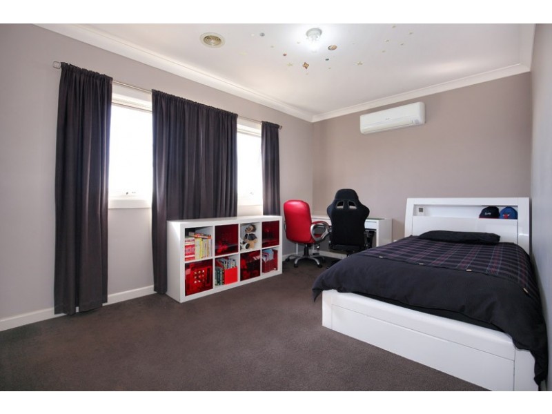 21 Donvale Avenue, Roxburgh Park VIC 3064