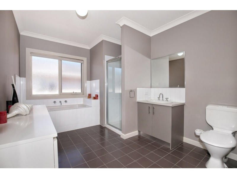 21 Donvale Avenue, Roxburgh Park VIC 3064