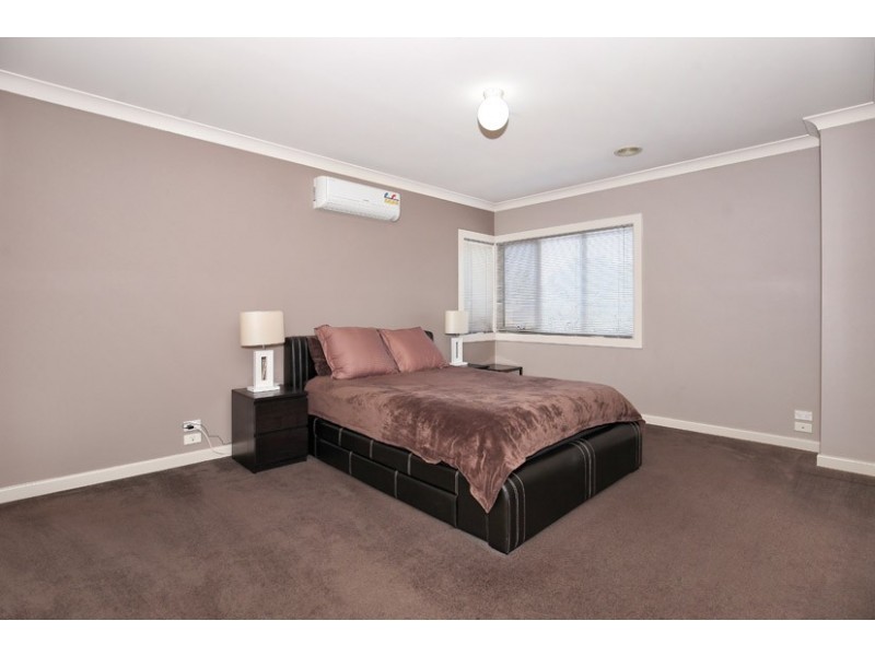 21 Donvale Avenue, Roxburgh Park VIC 3064