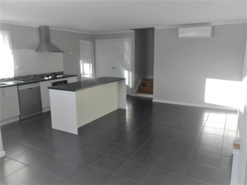 305 Carrick Drive, Gladstone Park VIC 3043