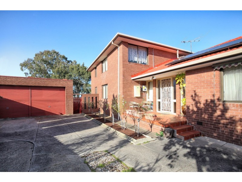 14 Henley Drive, Gladstone Park VIC 3043