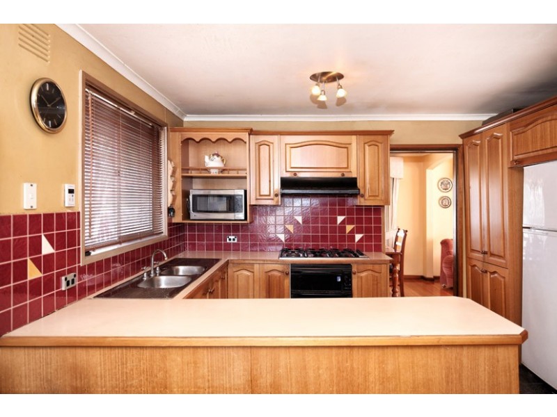 14 Henley Drive, Gladstone Park VIC 3043