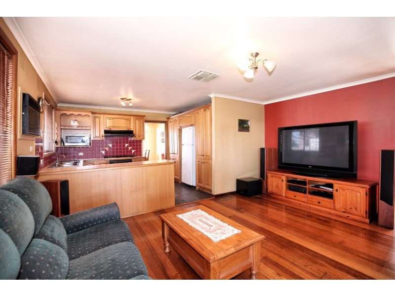 14 Henley Drive, Gladstone Park VIC 3043