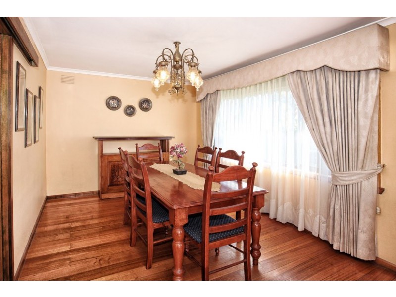 14 Henley Drive, Gladstone Park VIC 3043