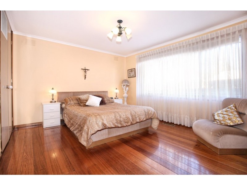 14 Henley Drive, Gladstone Park VIC 3043