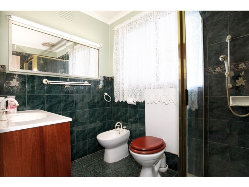 14 Henley Drive, Gladstone Park VIC 3043